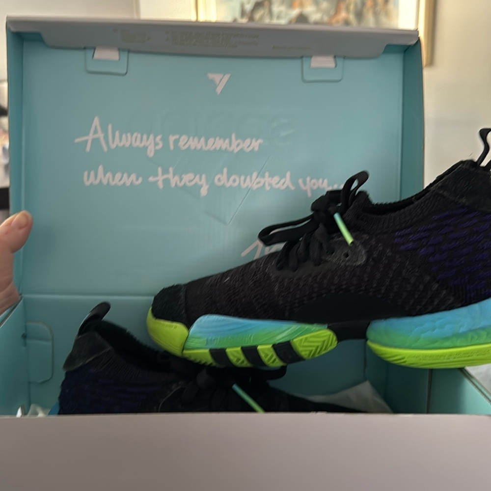 Adidas basketball Trae Young 2 J
Size 3.5
Gently used
Worm 4 times